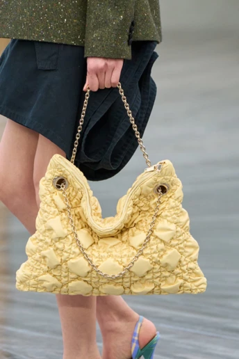 Жовта сумка — найяскравіший тренд весни-літа 2026: моделі, які вже носять модниці