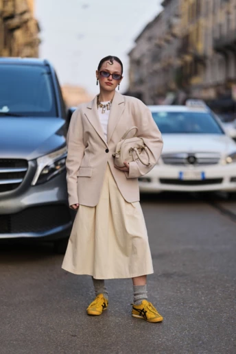 Наймодніша комбінація весни 2026: як носити спідницю з кросівками і шкарпетками