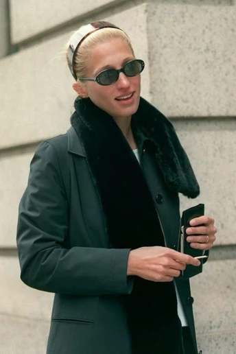 Секрет стилю Керолін Бессет: тілесний манікюр як психологічний щит