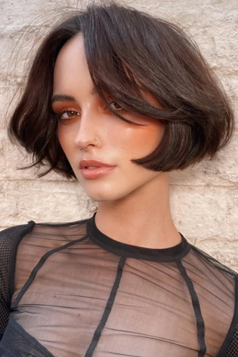 Боб з підворотом: коротка стрижка з паризьким шармом, що пасує всім