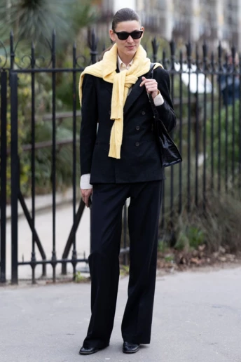 Жовтий светр — модна необхідність у базовому гардеробі цієї весни