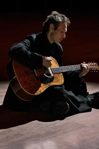  Музикант та волонтер Святослав Вакарчук — про виступи на фронті, тривогу та любов 