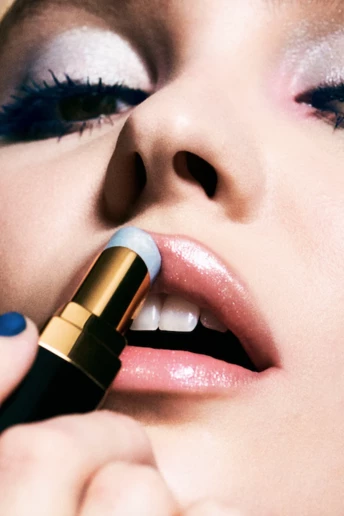 Несподіваний тренд весни 2026: блакитний блиск для губ, який миттєво освіжає обличчя