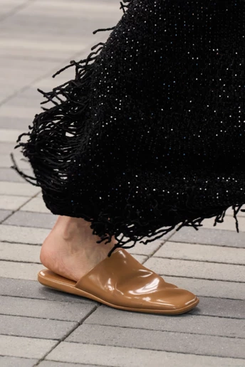 Мрія мінімаліста: капці без зайвих деталей – наймодніше взуття цієї весни та літа