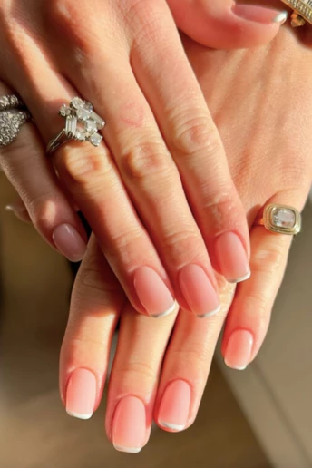 Квадратні нігті повертаються: наймодніший манікюр весни 2026 і як носити його стильно