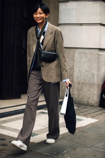 Сумка-слінг – не лише модна, а й найзручніша для весняних образів (та вільних рук) 