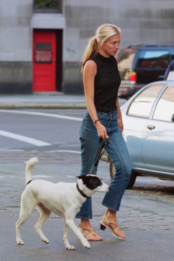 Мінімалістичні (і зручні) босоніжки у стилі 1990-х — головне взуття цього сезону