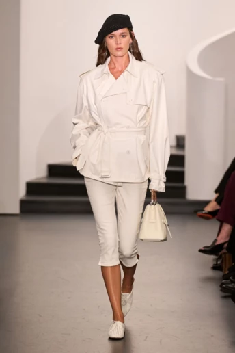 Цей тренч стане наймоднішим навесні 2026 – і він коротший, ніж ви думаєте