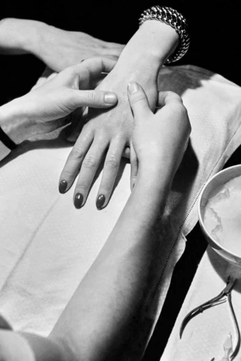 Подвійній хромовий "френч": нова інтерпретація французького манікюру 2026