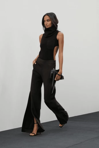 Штани з розрізами — найсексуальніший тренд 2026, який змінює навіть базовий образ