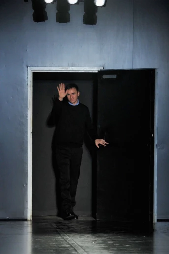 Чому дизайнери обирають простий одяг і носять його знову й знову