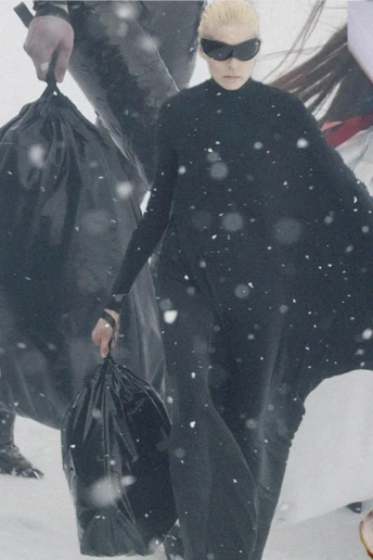 Чому люксові бренди продають сміттєві пакети та зношений одяг