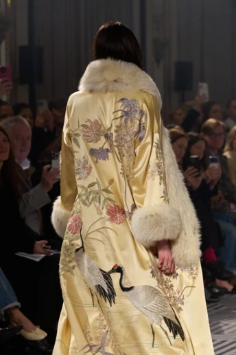 Шовкове оперне пальто — найкрасивіший тренд цієї весни