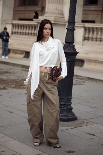 Наймодніші образи з бежевими штанами на весну 2026