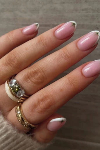 Оновлений французький манікюр — головний тренд весни 2026