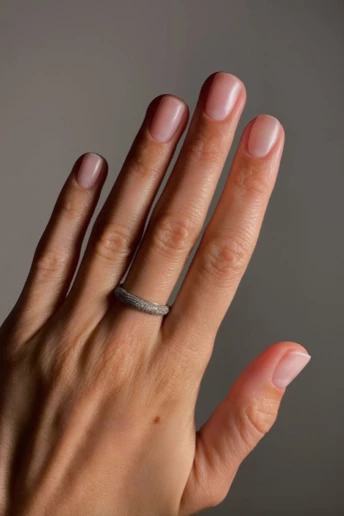  “Розмиті” нігті з ефектом фільтра: найпопулярніший манікюр навесні 2026