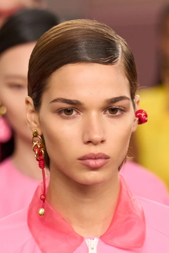 Наймодніші зачіски на весну-літо 2026