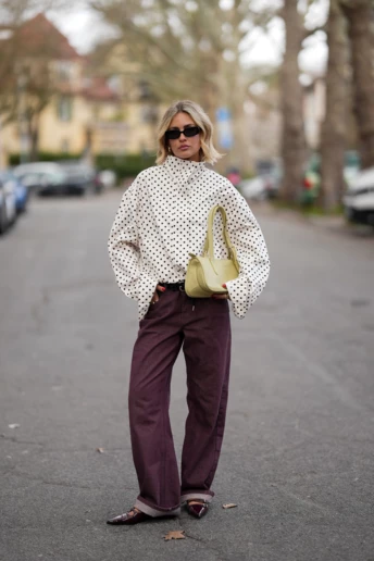 Головний тренд весни 2026: як носити вітровку, тренч і жакет у гороховий принт