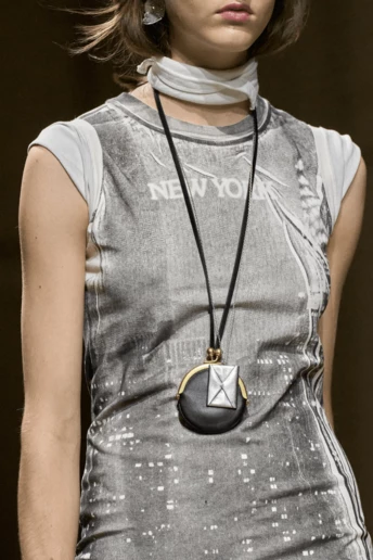 Сумка-підвіска: незвичний, але дуже практичний аксесуар весни-літа 2026