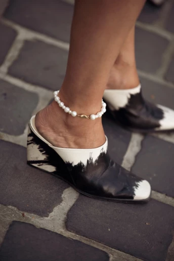 Ці мюлі на танкетці з 1990-х — неочікувано обов'язкове взуття влітку 2026