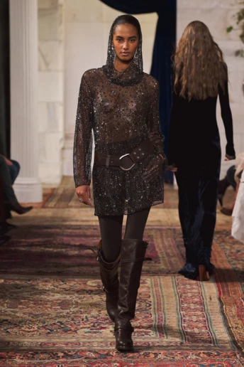 Ідеальні прозорі сукні для життя: 5 наймодніших прикладів з подіумів