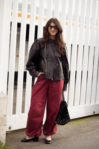 5 трендових штанів, з якими варто носити балетки навесні 2026 року