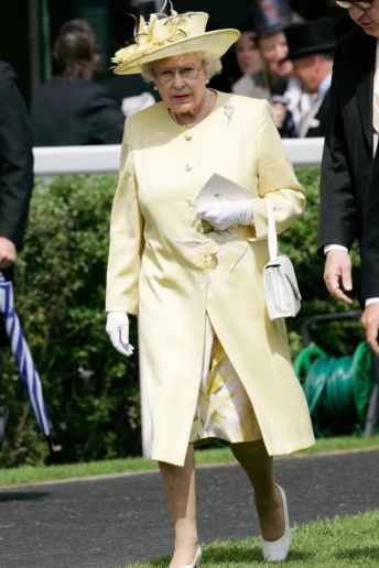 У Лондоні відкривається найбільша виставка стилю королеви Єлизавети ІІ