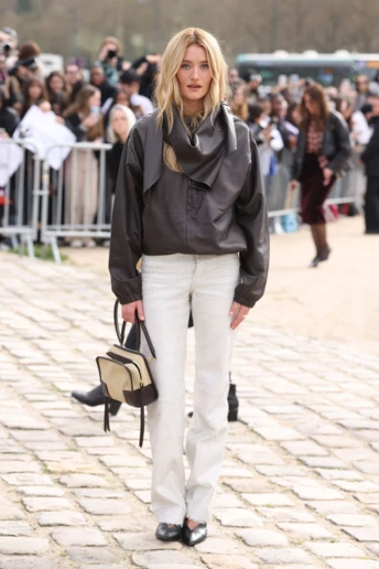 5 стильних образів з білими джинсами, які ви захочете повторити цієї весни