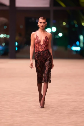 Ця спідниця з 1990-х стала найгарячішим трендом сезону