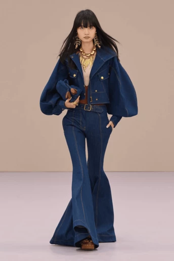 Це взуття 1970-х знову всюди – і ось як носити його з джинсами цієї весни