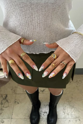 Тренд літа 2026 — манікюр із кришталевими квітами, який всі захочуть повторити