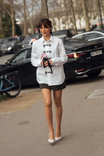 Streetstyle: 5 нових способів носити мініспідницю зі взуттям цього сезону 