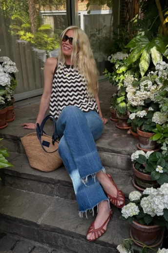 "Бабусині" сандалі + джинси – найкращий весняний образ за версією Клаудії Шифер