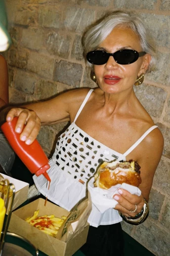 Техніка фарбування волосся, яка допомагає легко прийняти сивину