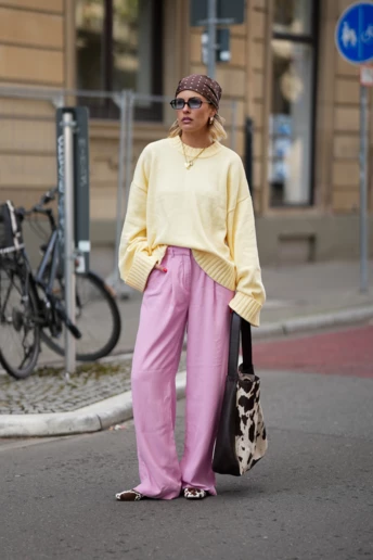 Рожеві штани – головний тренд весни 2026: як носити їх стильно