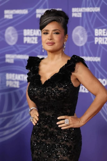 Натуральний манікюр Сальми Гаєк — ідеальний вибір навесні 2026