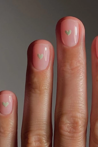 Три ідеї, як носити манікюр у відтінку матча на весну-літо 2026