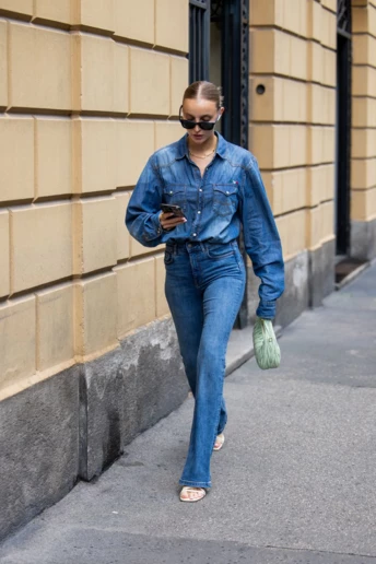 Джинсова сорочка — обовʼязковий одяг для універсальних образів цього року 