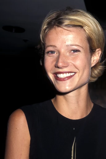 Стрижка біксі з 1990-х — головна зачіска сезону: чому всі знову обирають легку недбалість