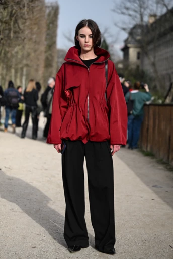 Червона вітрівка — найкраща модна інвестиція 2026 року