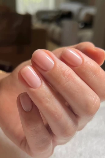 17 нюдових дизайнів нігтів, які доводять: менше — це більше