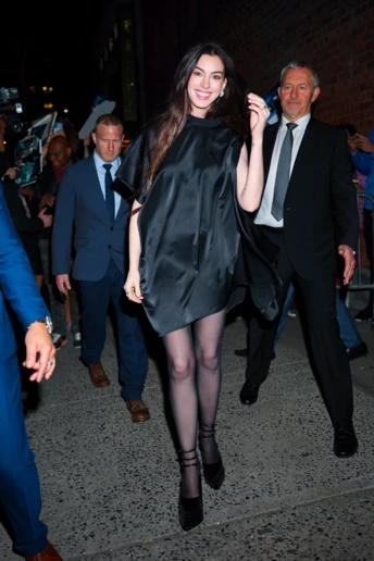 Поки всі носять балетки, Енн Гетевей обирає найзухваліші туфлі Versace