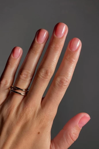 6 найкрасивіших відтінків рожевого для весняного мінімалістичного манікюру