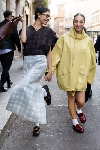 Червоні лофери в стилі 1990-х — небанальне взуття, на яке варто звернути увагу