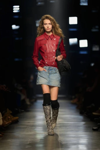 Мініспідниця з 2000-х – модне повернення, за яке не соромно