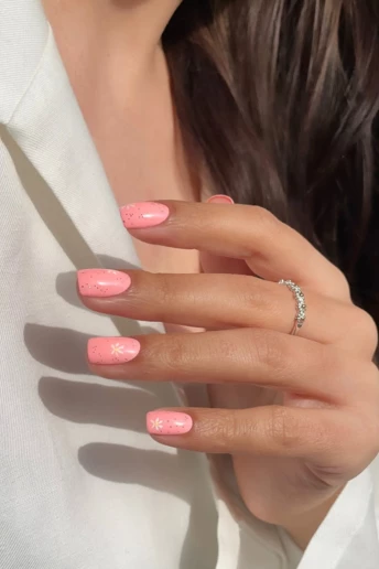 Головні тренди манікюру на літо 2026: 5 відтінків лаку, які будуть усюди