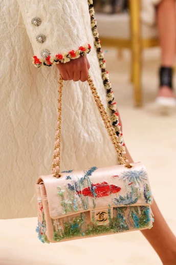 22 сумки з нової колекції Chanel, які хочеться взяти у відпустку просто зараз