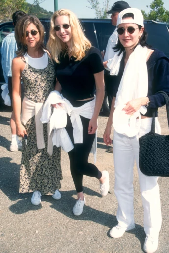 Ці прості білі кеди з 1990-х стануть найпопулярнішим взуттям літа