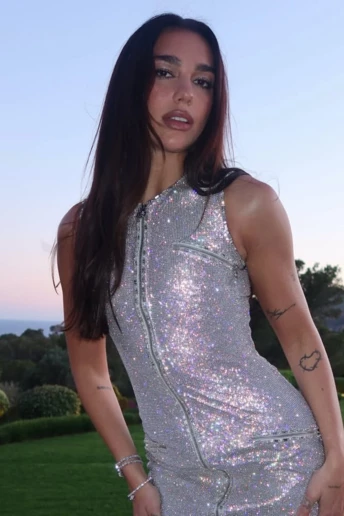 Дуа Ліпа вдягнула вінтажну сукню Versace для свого дівич-вечора