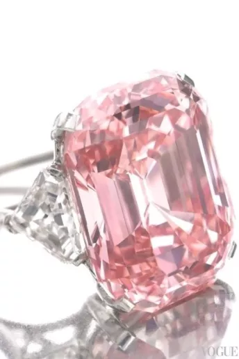 Уникальный розовый бриллиант будет выставлен на торги Sotheby`s